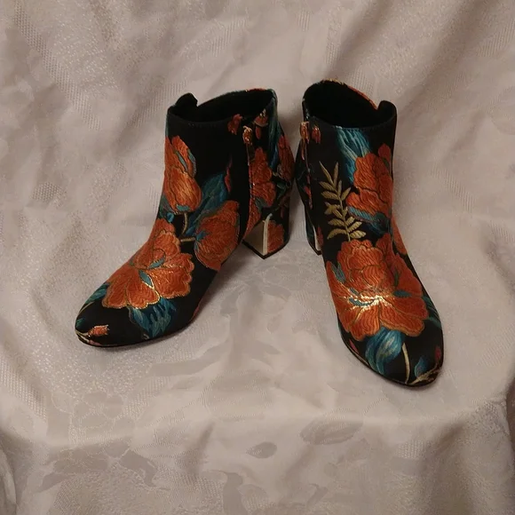 J. Renee embroidered booties Sz 7.5 🧳 - Picture 8 of 8